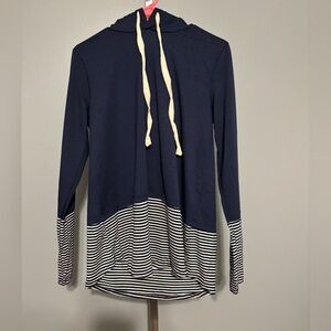 Betsy’s Boutique Shop‎ Women’s LS Hoodie Light Weight Tunic Navy and White L